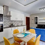 Modern Just Off The Promenade *
