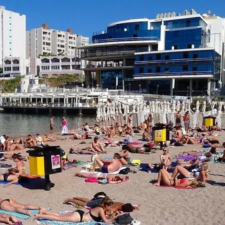 Modern Just Off The Promenade Apartment *