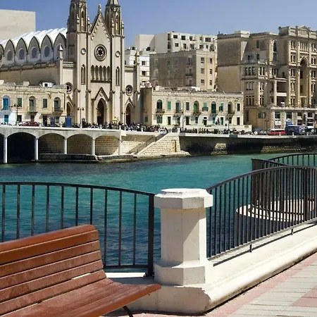 Modern Just Off The Promenade