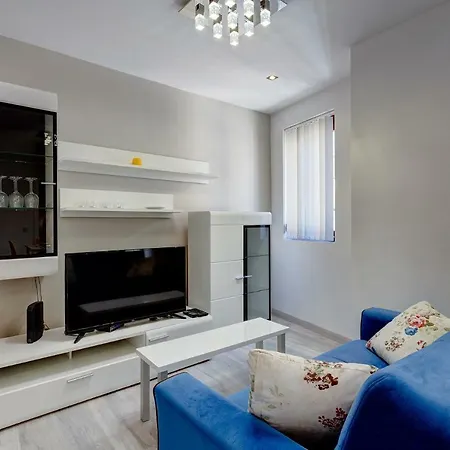 Modern Just Off The Promenade Apartment *