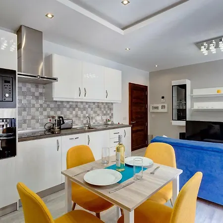 Modern Just Off The Promenade Apartment