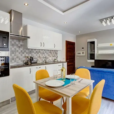 Modern Just Off The Promenade Apartment