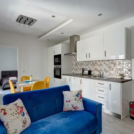 Modern Just Off The Promenade Apartment