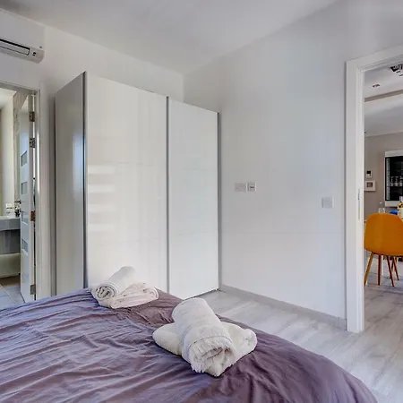 Modern Just Off The Promenade