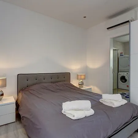 Modern Just Off The Promenade Sliema