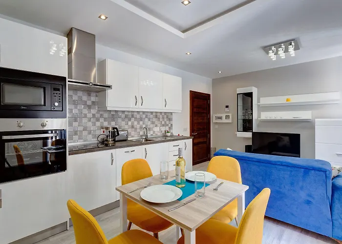 Modern Just Off The Promenade *