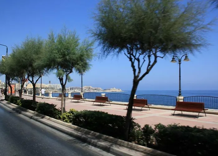 Modern Just Off The Promenade *