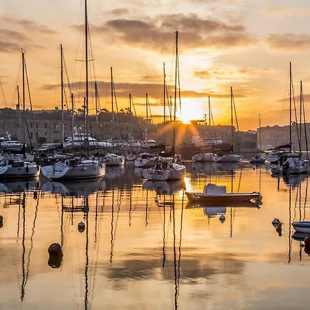 Modern Just Off The Promenade 斯利马