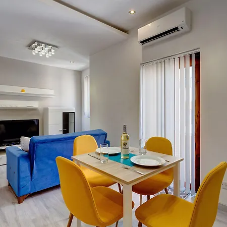 Modern Just Off The Promenade Apartment *
