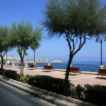 Modern Just Off The Promenade *