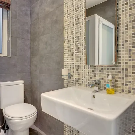 Modern Just Off The Promenade